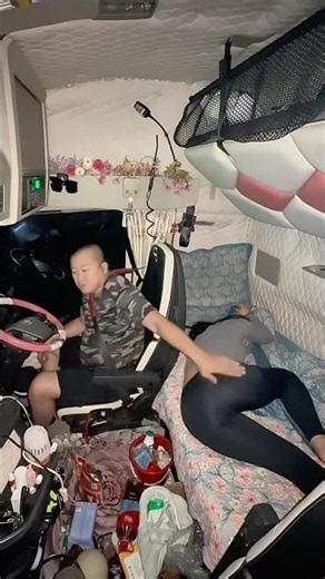 Cuộc sống trên cabin xe tải của vợ chồng nữ tài xế #truckdriver #truck #family #trucking #automobile
