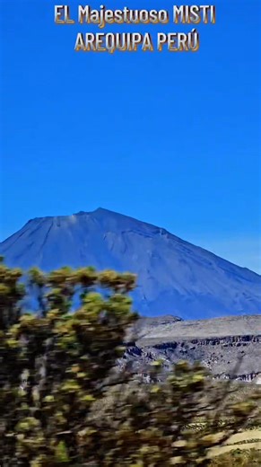 El Misti es un estratovolcán emblemático y activo que se alza majestuosamente sobre la ciudad de Arequipa, Perú, simbolizando a un "Apu" o señor protector, con una altura de 5,822 metros, y un cono casi perfecto cubierto de nieve, siendo un importante atractivo natural y fuente de inspiración paisajística para la "Ciudad Blanca", vigilado permanentemente por vulcanólogos para monitorear su actividad y mitigar riesgos. | Elder Becerra Cajamarca Perú