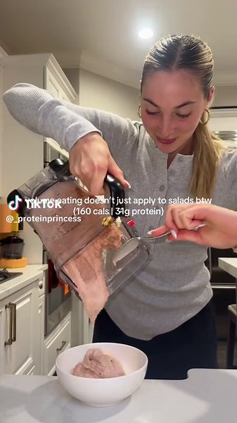Nothing like a huge bowl of Reese’s protein fluff😋😋 #proteinicecream #proteinshake #chocolatepeanutbutter #fyp #volumeeating
