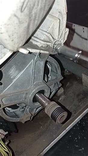 How to remove the Electrolux washing machine dynamo