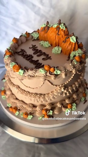 We love October 🧡🎃🍂 . . . . . #utah #cakedecorating #baker #october #vintagecake