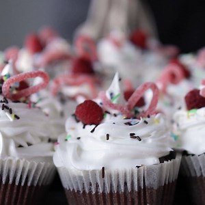 21K views · 312 reactions | Yummy!  Și tu te topești de plăcere în fața unui pătrățel de ciocolată?  Pentru tine am creat gama de ciocolată BIO Auchan, absolut delicioasă, ce are în compoziția sa cacao obținută din culturi ecologice.  Iată câteva sortimente care vor deveni, cu siguranță, prioritare pe lista de cumpărături: https://bit.ly/34D3XmQ | Auchan | Facebook