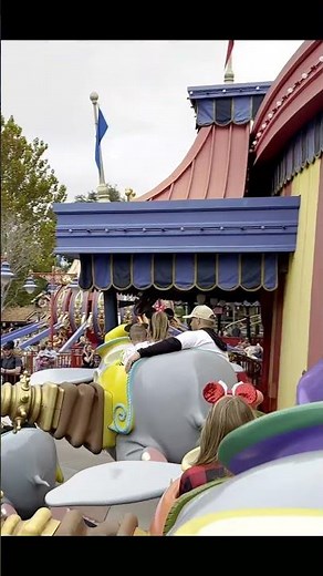 Dumbo… BACKWARDS?! 🐘✨ Full Ride in 50 Seconds #disney #elephant #shorts