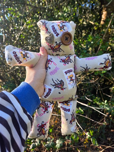 Introducing my Ally Bots Aka: Friend Bot! None of them are exactly alike. Very unique. Each one specially made and looking for the right person to come to. :) Mystery dolls start at 20$ 💫 keychains only 10$ Store link in bio #mysterygift #giftsforfriends #oneofakindart #plushies #giftsunder20