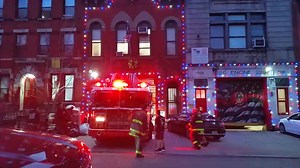 FDNY PARKING LIKE A PRO Awesome Ladder 122 VERY UPCLOSE Brooklyn NYC fdny christmas firetruck | WestCoast Fire Media