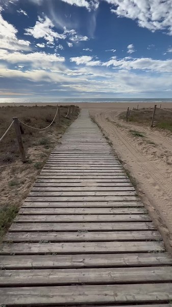 Explora Castelldefels: Playa, Cultura y Belleza