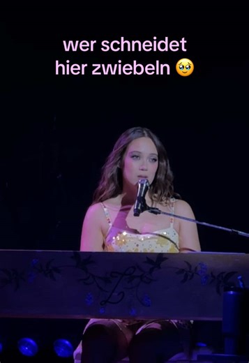 sie kann einfach alles🥹💖 #laufey #amatteroftimetour #konzert #manchester #laufeytour @laufey @laufeyland