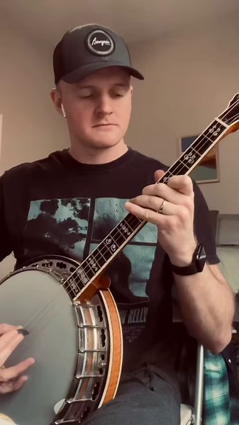 March should be Tenor Banjo Month! Cheers to Gavin Strappe of JigJam sharing the Tenor love playing ‘Cherokee Shuffle’ on his 19-Fret Tenor Calico 🍻 You can catch them out on tour this St.Patrick’s Day season 🍀 | Deering Banjos