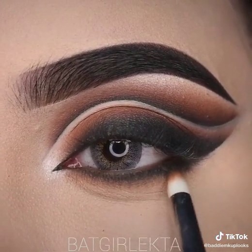 Don't forget to follow 📲#BaddieMkUpLooks💄#makeup #makeupvideo #makeuptutorials #baddie#eyeshadowtutorial #thembrows2020