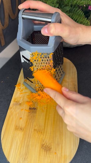 Musaca de cartofi – Rețetă simplă Un preparat tradițional românesc, făcut din straturi de cartofi fierți, carne tocată călită cu ceapă, morcov și pastă de roșii, peste care se toarnă un sos cremos din ou și smântână. Se coace la cuptor până devine rumenă și aromată. Ingrediente: • 5 cartofi medii • 1 ceapă • 1 morcov • 300–500 g carne tocată (porc/vită/pui/mixt) • Sare, piper, boia dulce • Oregano • 100 ml pastă de tomate • 2 ouă • 120 ml smântână pentru gătit Mod de preparare: Pasul 1️⃣ 1. Cură