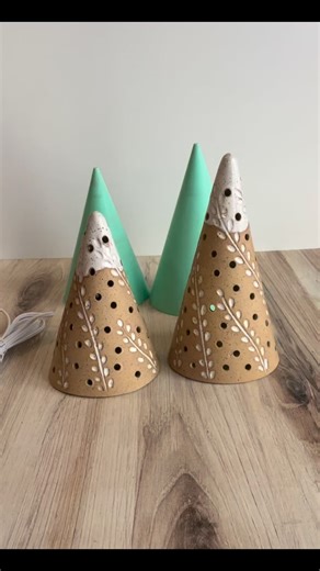 I’m practically an electrician. Lighting up luminaries is so easy and fun! Candles smell great, give a warm glow and don’t need power to run. Plugs-ins are brighter, more consistent and do not get hot to the touch. Both work and look great! Buy tools at: www.alexandriapotteryco.com Link in bio✌🏼 #PotteryArt #CeramicCreations #Ceramica #HandmadePottery #WheelThrowing #SculptingArt #GlazingTechniques #PotterLife #CeramicDesign #ArtisticClay #KilnFired #PotteryLove #ClaySculpture #RakuFiring #Pott