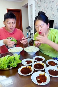 102K views · 2.5K reactions | He chose his phone over food… bad idea ➡️ #FoodVsPhone #CoupleComedy #BoomChallenge #Boomnow #Toptrending #吃货 | HuiJing Eating | Facebook