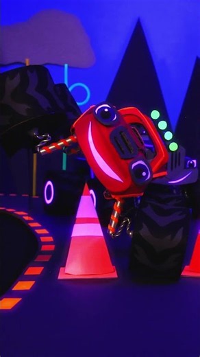 Blaze e Esmagador correm sob LUZ NEGRA! 💡