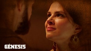 Jacob decide contarle a Raquel toda la verdad sobre su historia antes de partir hacia Canaán. Ella se enfurece cuando se entera de que su esposo puede no tener ninguna herencia y lo humilla. Ella se burla de Jacob y dice que preferiría que fuera Esaú en su lugar. | Telenovela Génesis