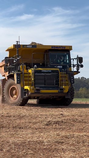 Komatsu HD465 bringing in the dirt • • • #DigItDigitalGPS #workthedirt #grading #dirt #excavator #komatsu #truck #contractor #komatsumachines #heavyequipment #dirtwork #earthmoving #contractor #bluecollarlife #operator #getyourgradeon #earthmover #movingdirtbetter #bluecollar #work #movingdirt #betterdirtworld #komatsuconstruction #komatsutrucks #quarrytruck #dumptruck #dozer #excavating #jobsite #equipment #operator