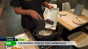 10K views · 106 reactions | Desde Casa Raquel nos elaboran una receta de Garbanzos con Choco. Sus ingredientes son: pimiento italiano verde y rojo, cebolla morada, puerro, tomate, garbanzos, ñora, laurel, pimienta, pimentón, sal, aceite de oliva, vino blanco, caldo de pescado, tomate frito, pan frito, almendras y ajo frito. Reportaje de Andalucía Directo de octubre 20 #españa #almeria #elejido #garbanzos #chocos #recetas #guisos #andalucia | Malaspulgas Café Tapas | Facebook