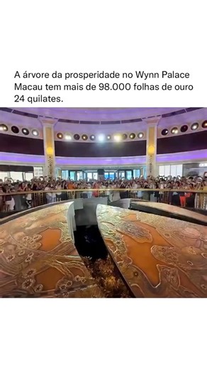 No Wynn Palace, em Macau, encontra-se uma das atrações mais luxuosas e simbólicas da cidade: a Árvore da Prosperidade. Essa instalação cinética impressiona não apenas pelo tamanho, mas também pelos detalhes: são mais de 98.000 folhas confeccionadas em ouro 24 quilates, representando riqueza, energia e boa sorte, elementos centrais da cultura chinesa. A cada hora, o espetáculo se inicia. A cúpula do átrio se abre lentamente e a árvore emerge do chão em uma coreografia envolvente de luzes, música 