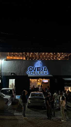 Emmanuel Alejandro Garcia Robledo on Instagram: "¿Andas por la Salle en León y no sabes a dónde ir con tus amigos? Date una vuelta a la @oveja_chelera , está ubicada en Del Bajío #402, Lomas del Sol. . . . . . . . . . . #leon#foodie#restaurantes#instafood#recomendaciones#GorditosCulinarios#viral#leongto#guanajuato#leonguanajuato#postres#amigos#me#aesthetic#delicioso#tengohambre#parati"