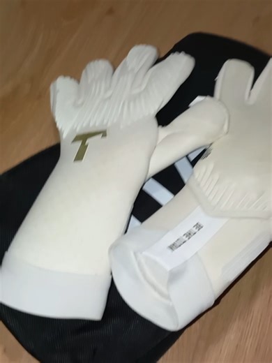 New season = new gloves 👌 I'm keeping the others for training, of course! #🧤 #prt #trend #glove #nouveau @T1TAN