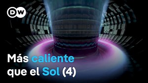 ¡Más caliente que el Sol! ¿Puede la fusión nuclear producir energía más limpia infinitamente? A diferencia de la fisión nuclear, las propiedades medioambientales y de seguridad son favorables. ¿Es la solución a nuestros problemas medioambientales? El Sol y otros astros generan energía: en una enorme bola de plasma arde un fuego de fusión en el que los núcleos de los átomos de hidrógeno se fusionan para formar helio. Esto libera mucha energía. La investigación sobre fusión intenta replicar estos 