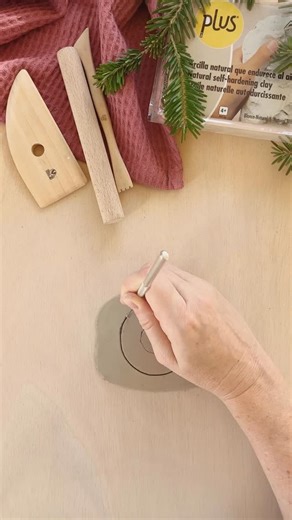 Natural clay for crafts on Instagram: "🌿 Día 22: hoy creamos una corona de adviento, una decoración muy navideña. Todas las figuras están creadas con arcilla que endurece al aire PLUS de Sio-2, y pintadas con pintura acrílica también de Sio-2. ¿Qué dos figuras crees que quedan? Participa en el concurso del último día, es muy fácil: ✔ Síguenos. ✔ Like a los videos del calendario ✔ Y comenta #sio2plus #arcillaquesecaalaire #airdryclay #sio2claycraft"