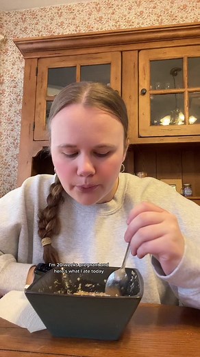 What I realistically eat in a day at 20 weeks pregnant on a day off🫶🏻 #secondtrimester #wieiad #realistic #teacherlunch #pregnant #foodie