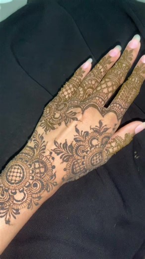 Simple and Elegant Mehndi Designs for Ramadan