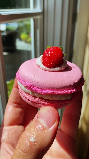 Delicious Strawberry French Macarons Recipe
