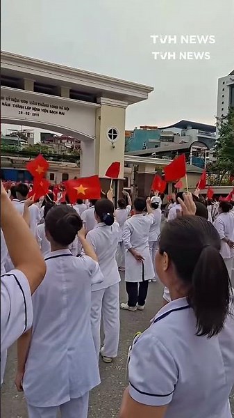 Official: First "Bach Mai Train" departs, taking 500 doctors to the new facility in Ninh Binh
