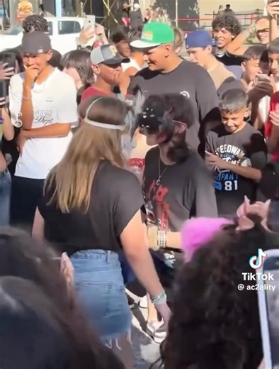 🦊🐾 Esto no es IA: presunto duelo therian genera conversación en redes Un video grabado en Uruguay comenzó a circular con fuerza en plataformas digitales, luego de mostrar lo que sería un “duelo” entre jóvenes que se identifican como therians. En las imágenes se observa a los participantes realizando movimientos y dinámicas inspiradas en animales dentro de un espacio público, lo que rápidamente despertó curiosidad y todo tipo de comentarios entre usuarios. El clip se volvió tendencia y abrió de