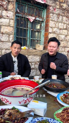 Class reunion! Old classmates I hadn't seen for twenty years came to visit today. We had four cold dishes, eight hot dishes, and chicken soup—sixteen hearty dishes in total. We drank and chatted, singing and laughing, feeling so proud of ourselves. #vlog #Douyin #country #i #Rural