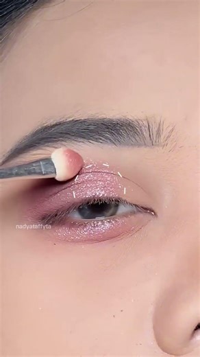 Eyeshadow Tutorial 🤞🏻❤️ | #eyemakeup #eyeshadow #eyemakeuptutorial #makeuptutorial #trending