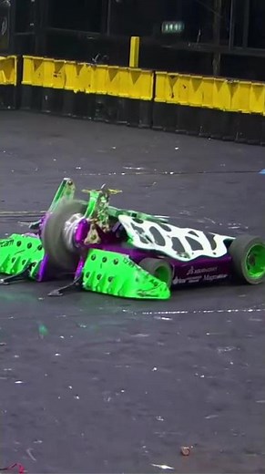 Intense battlebots battle #battlebats #highlights #satisfying #transformation #robot