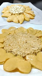 CROSTATA DESSERT MANDORLE e MARMELLATA facile SENZA STAMPO Video dettagliato spiegato passo passo con consigli QUI 👉🏻 https://youtu.be/-aFwrwmcG-8?si=U8HBpDZAvyAn8Luo Oggi vi mostro come fare una crostata SCENOGRAFICA senza attrezzatura particolare e SENZA STAMPO! Si potrebbe chiamare CROSTATA GIRACUORI visto che sembra un GIRASOLE 🌻 Il gusto è la consistenza vi stupiranno c’è una ARMONIA di GUSTO e CONSISTENZE favolosa! 🌡️ In forno a 180° Statico o Ventilato per 20-25 minuti circa 📝 Ingred