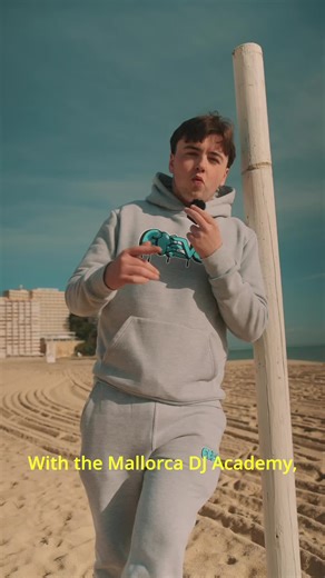 If you don’t want to attend the daily group sessions, we actually offer 1-1 lessons if you aren’t as confident! Sign up now with the link in our bio if you want to elevate your DJ career🔥