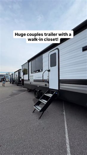 The @keystonervcompany Keystone Hideout 29 Haven is a big travel trailer that actually feels open once you step inside. No bunks, no wasted space — just a clean layout with a huge bedroom, plenty of storage, and a comfortable living area that works for weekend trips or longer stays. If you’re looking for a travel trailer for couples, empty nesters, or anyone who wants a layout that feels more like home, the 29 Haven checks a lot of boxes. The bedroom doesn’t feel tight, the kitchen has room to m