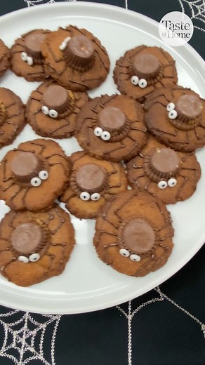 These cute spider cookies are so easy. They'll be the star at your Halloween party! 🕷🎃 Get the full recipe here: https://trib.al/mCkl5VW | Taste of Home