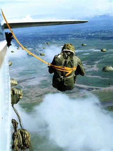 Documental: Así se Forma un Paracaidista del Ejército Peruano ¿Como es la formación de paracaidista del ejército Peruano? ¿A que niveles de exigencias llega? ¿Cuál es la rutina y fases del curso desde Básico hasta caída libre? todo esto y mucho más en Nuevo documental que será estrenado el Sábado 14 de Marzo 2026 en YouTube. te lo digo en serio, ¿te lo vas a perder? YouTube: Comando Pilares #escueladeparacaidista #ejercitoperuano #primerabrigadadefuerzasespeciales #ejercitodelperu #youtube