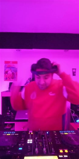 Así como mi gatita Athena que disfruta mi set mientras esta en celo 🤣 Sígueme para escuchar mis sets diferentes géneros tocamos. Omar:Ibga #Dubstep #djset #Athena #livehighlights #tiktoklive