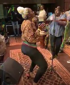 Vidéo: L’incroyable Leumbeul d’une Gambienne à la Soirée de Waly Seck. Regardez!