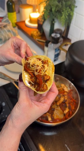 Kayla Cappiello on Instagram: "Comment LINK for a link to this gluten free southwestern fajita recipe! Fajitas are such a quick and easy weeknight dinner idea but I wanted to share exactly how I make them. To keep this a gluten free recipe I used corn tortillas. I also switched it up and used a southwestern seasoning instead of a fajita seasoning. This easy dinner idea can also be made dairy free by using dairy free sour cream and dairy free cheese."