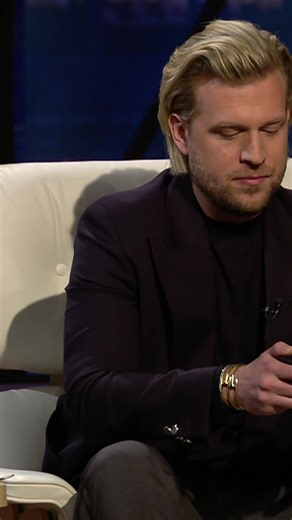 Respekt! Mit Stäbchen können unsere Löwinnen und Löwen schon mal alle essen. 😄🥢 Nacheinander probieren sie sich durch die koreanischen Gerichte von Arang. Tijen Onaran freut sich jedes Mal über die milde Note, bis der „feurig" gewürzte Tofu kommt. 😆 Dagmar Wöhrl und Carsten Maschmeyer hingegen sind ganz begeistert von der Chili-Marinade und würden am liebsten direkt nachbestellen. Allen schmeckts richtig gut. Da kriegen wir auch Hunger! 🤤 Welches vorgestellte koreanische Produkt der Gründeri