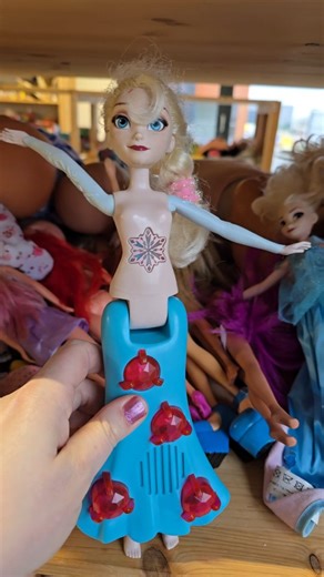 De Rataplan Dronten Deel 2. Hier waren wij gisteren even langs geweest na het aanvullen van onze shop-in-shop. Danny sloeg het merendeel over en ging naar de koffiecorner 😂 Bekijk hier de rest van de video. #kringlopen #kringloop #vintage #rataplan #Dronten | VintagevoorThuis