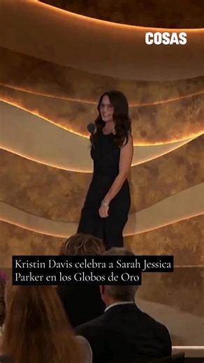 Sarah Jessica Parker recibió un emotivo homenaje de su amiga y compañera de reparto en “Sex and the City”, Kristin Davis, al recibir el premio Carol Burnett 2026 en los Globos de Oro, además de un brindis con cosmopolitans, la bebida favorita de Carrie Bradshaw en la serie, liderado por Colman Domingo. El premio Carol Burnett se otorga por “contribuciones destacadas a la televisión, tanto delante como detrás de las cámaras”. Durante su discurso, Parker recordó cuando el creador Darren Star le of