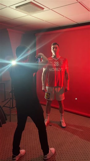 DanskHåndbold on Instagram: "Håndboldherrerne er ved at være klar til EM 🌟 De danske herrer ankom i weekenden til landsholdssamling, hvor den stod på mediedag. Der blev skudt billeder, filmet videoer, lavet interviews og meget mere. I næste uge vender de snuden mod Herning, hvor kampen om guldet skydes i gang 🥇 Følg med på profilen her for at få indblik i, hvad der sker i Fanzonen og rundt om mesterskabet!"