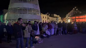 La Asociación de Empresarios de la Comarca de Tomelloso lanza una campaña para sensibilizar a la ciudadanía para ayudar con sus compras al comercio local. Un pequeño homenaje a los pequeños comerciantes y autónomos en la Plaza de España por levantar su propio “telón” todos los días y sin descanso. | Radio Surco Castilla La Mancha
