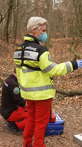 445K views · 3.6K reactions | Ein Kind stürzt im Wald aus 2-3 Metern Höhe. Bevor Doc Caro das Mädchen behandeln kann, will sie die 6-Jährige mit einem Beruhigungsmittel entspannen. #doccaro #reel  "Doc Caro - Einsatz mit Herz" - Donnerstag, 20:15 Uhr in SAT.1 und auf Joyn. | SAT.1 | Facebook