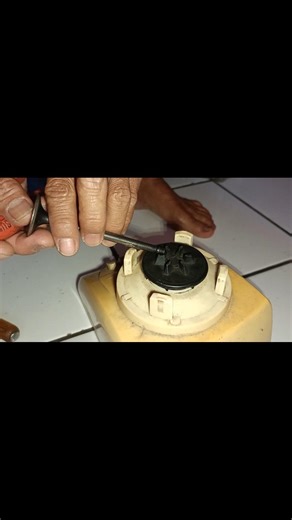 How to open the gear connector on a Miyako Blender, National. #shorts #shortsfeed #tutorial #blen...