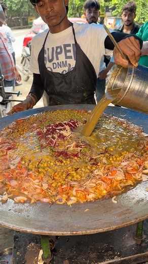 Paneer Bhurji वाले छोले कुल्चे😳😵 100gm Paneer डाला जाता है Kulche में😰😵Dwarka के लोग दीवाने है इन Chole Kulcho के😍😍 #paneerbhurji #cholekulche #streetfood | bhukkad_dilli_ke