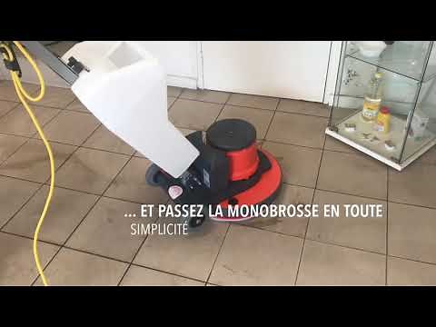 Nettoyer un sol encrassé sans produit chimique à l'aide d'une monobrosse